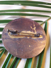 Charger l'image dans la galerie, Broche vintage Cassandre. Couleur bronze. Epingle à poussoir.