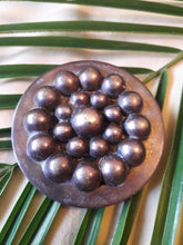 Charger l'image dans la galerie, Broche vintage Cassandre. Couleur bronze. Epingle à poussoir.