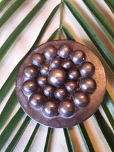 Charger l'image dans la galerie, Broche vintage Cassandre. Couleur bronze. Epingle à poussoir.
