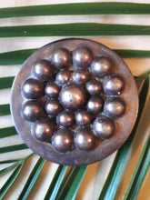 Charger l'image dans la galerie, Broche vintage Cassandre. Couleur bronze. Epingle à poussoir.
