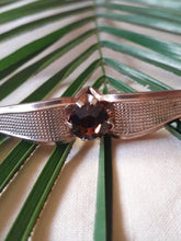 Charger l'image dans la galerie, Broche vintage Camille - Métal doré et strass marron. Épingle à poussoir