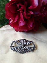 Charger l'image dans la galerie, Broche vintage Nicole - En métal argenté travaillé.