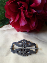 Charger l'image dans la galerie, Broche vintage Nicole - En métal argenté travaillé.