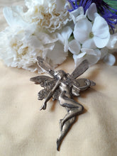 Charger l'image dans la galerie, Broche vintage Noor - Elfe. Femme nue ailée. Doré.