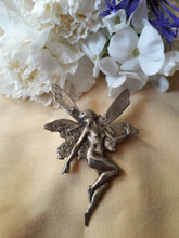 Charger l'image dans la galerie, Broche vintage Noor - Elfe. Femme nue ailée. Doré.