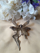 Charger l'image dans la galerie, Broche vintage Noor - Elfe. Femme nue ailée. Doré.