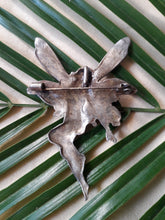 Charger l'image dans la galerie, Broche vintage Noor - Elfe. Femme nue ailée. Doré.