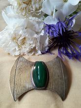 Charger l'image dans la galerie, Broche vintage Natacha - Doré et cabochon vert. Epingle à poussoir