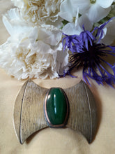 Charger l'image dans la galerie, Broche vintage Natacha - Doré et cabochon vert. Epingle à poussoir