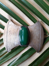 Charger l'image dans la galerie, Broche vintage Natacha - Doré et cabochon vert. Epingle à poussoir