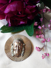 Charger l'image dans la galerie, Broche vintage Maëlle. Visage solaire en métal doré. Épingle à poussoir.