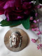 Charger l'image dans la galerie, Broche vintage Maëlle. Visage solaire en métal doré. Épingle à poussoir.