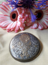 Charger l'image dans la galerie, Broche vintage Jeanne - En métal. Motifs floraux. Épingle à poussoir