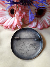 Charger l'image dans la galerie, Broche vintage Jeanne - En métal. Motifs floraux. Épingle à poussoir