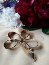 Charger l'image dans la galerie, Broche vintage Lucie - Nœud doré. Epingle à poussoir