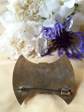 Charger l'image dans la galerie, Broche vintage Natacha - Doré et cabochon vert. Epingle à poussoir