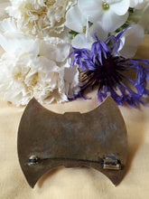 Charger l'image dans la galerie, Broche vintage Natacha - Doré et cabochon vert. Epingle à poussoir