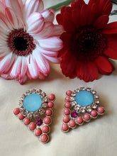 Charger l'image dans la galerie, Boucles d'oreilles 'Seconde' Léa - Triangle de strass et perles. Fermoir tige