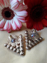 Charger l'image dans la galerie, Boucles d'oreilles 'Seconde' Léa - Triangle de strass et perles. Fermoir tige