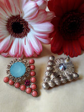 Charger l'image dans la galerie, Boucles d'oreilles 'Seconde' Léa - Triangle de strass et perles. Fermoir tige