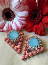 Charger l'image dans la galerie, Boucles d'oreilles 'Seconde' Léa - Triangle de strass et perles. Fermoir tige