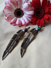 Charger l'image dans la galerie, Boucles d'oreilles 'Seconde' Cassie - Plume dorée, strass et perles