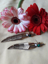 Charger l'image dans la galerie, Boucles d'oreilles 'Seconde' Cassie - Plume dorée, strass et perles