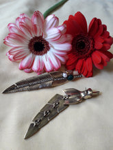 Charger l'image dans la galerie, Boucles d'oreilles 'Seconde' Cassie - Plume dorée, strass et perles