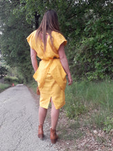 Charger l'image dans la galerie, Robe vintage - Pans croisés, col V. Jaune tournesol. Taille M, 36, 38.