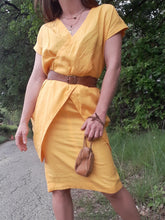 Charger l'image dans la galerie, Robe vintage - Pans croisés, col V. Jaune tournesol. Taille M, 36, 38.