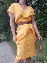 Charger l'image dans la galerie, Robe vintage - Pans croisés, col V. Jaune tournesol. Taille M, 36, 38.