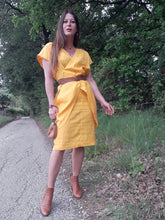 Charger l'image dans la galerie, Robe vintage - Pans croisés, col V. Jaune tournesol. Taille M, 36, 38.
