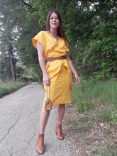 Charger l'image dans la galerie, Robe vintage - Pans croisés, col V. Jaune tournesol. Taille M, 36, 38.