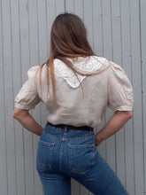 Charger l'image dans la galerie, Chemisier vintage Myrtille - Col guipure. Sable. Taille M, 38, 40