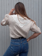 Charger l'image dans la galerie, Chemisier vintage Myrtille - Col guipure. Sable. Taille M, 38, 40