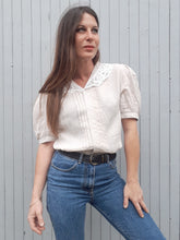 Charger l'image dans la galerie, Chemisier vintage Myrtille - Col guipure. Sable. Taille M, 38, 40