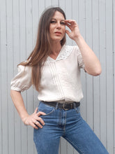Charger l'image dans la galerie, Chemisier vintage Myrtille - Col guipure. Sable. Taille M, 38, 40