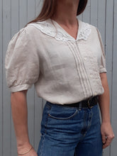 Charger l'image dans la galerie, Chemisier vintage Myrtille - Col guipure. Sable. Taille M, 38, 40