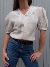 Charger l'image dans la galerie, Chemisier vintage Myrtille - Col guipure. Sable. Taille M, 38, 40