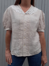 Charger l'image dans la galerie, Chemisier vintage Myrtille - Col guipure. Sable. Taille M, 38, 40