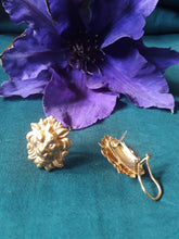 Charger l'image dans la galerie, Boucles d'oreilles vintage Andi - Têtes de lions dorée. Fermoir clou