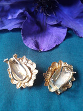 Charger l'image dans la galerie, Boucles d'oreilles vintage Andi - Têtes de lions dorée. Fermoir clou