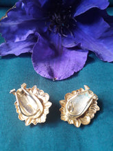Charger l'image dans la galerie, Boucles d'oreilles vintage Andi - Têtes de lions dorée. Fermoir clou