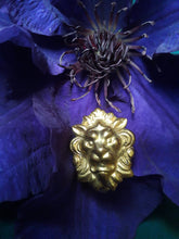 Charger l'image dans la galerie, Boucles d'oreilles vintage Andi - Têtes de lions dorée. Fermoir clou