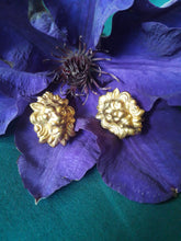 Charger l'image dans la galerie, Boucles d'oreilles vintage Andi - Têtes de lions dorée. Fermoir clou