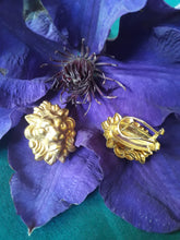 Charger l'image dans la galerie, Boucles d'oreilles vintage Andi - Têtes de lions dorée. Fermoir clou
