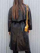 Charger l'image dans la galerie, Trench imperméable vintage Anna - Vernis. Taille XXL, 44, 46. Fabriqué en France
