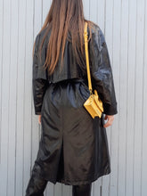 Charger l'image dans la galerie, Trench imperméable vintage Anna - Vernis. Taille XXL, 44, 46. Fabriqué en France