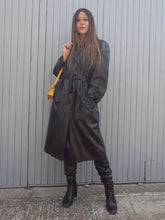 Charger l'image dans la galerie, Trench imperméable vintage Anna - Vernis. Taille XXL, 44, 46. Fabriqué en France