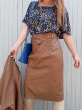 Charger l'image dans la galerie, Ensemble vintage Carla - veste et jupe en cuir d'autruche marron. Taille M, 38, 40
